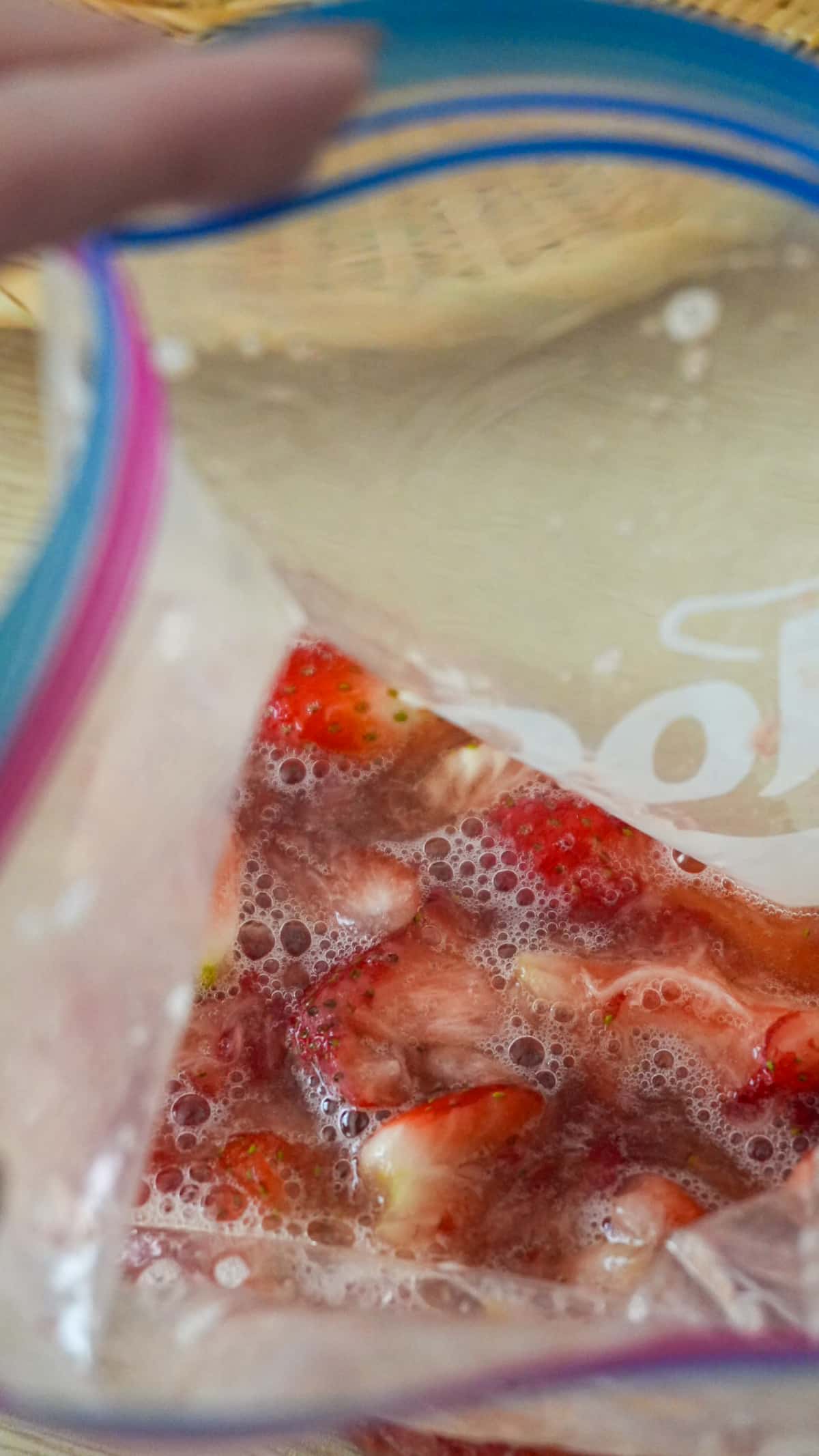 イチゴをジップロックに入れる