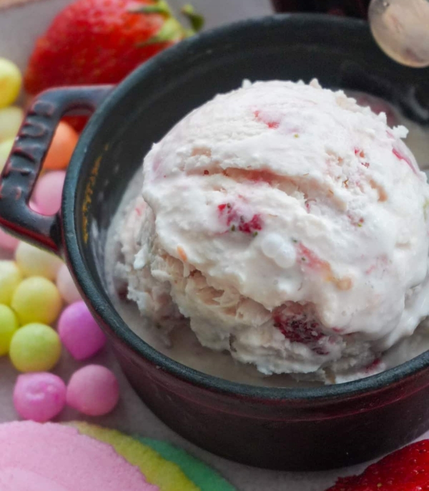 袋ひとつで完成！5分で仕込める「もみもみ時短いちごアイス」