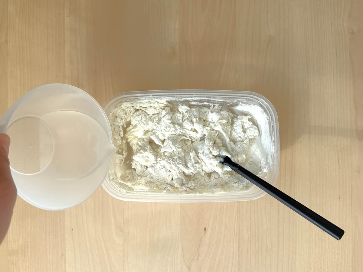 水を入れて混ぜる