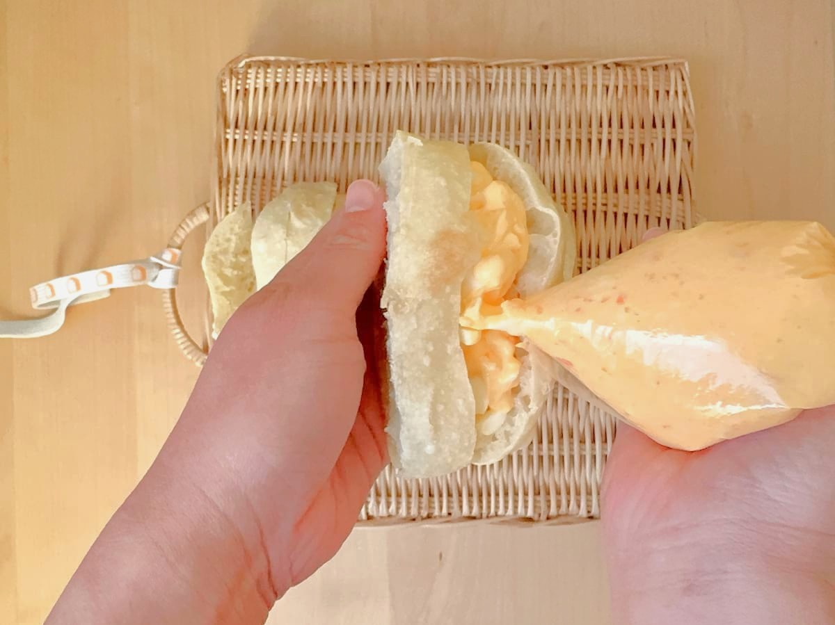 卵サラダを絞り出す