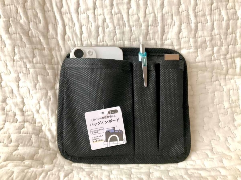 カバンのごちゃつき解消！セリア新商品「バッグインボード」が優秀