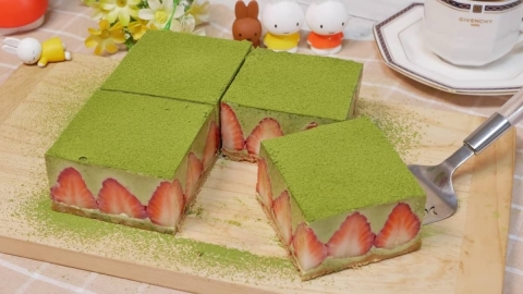 オーブン不要！「いちごと抹茶チョコレートのケーキ」の作り方