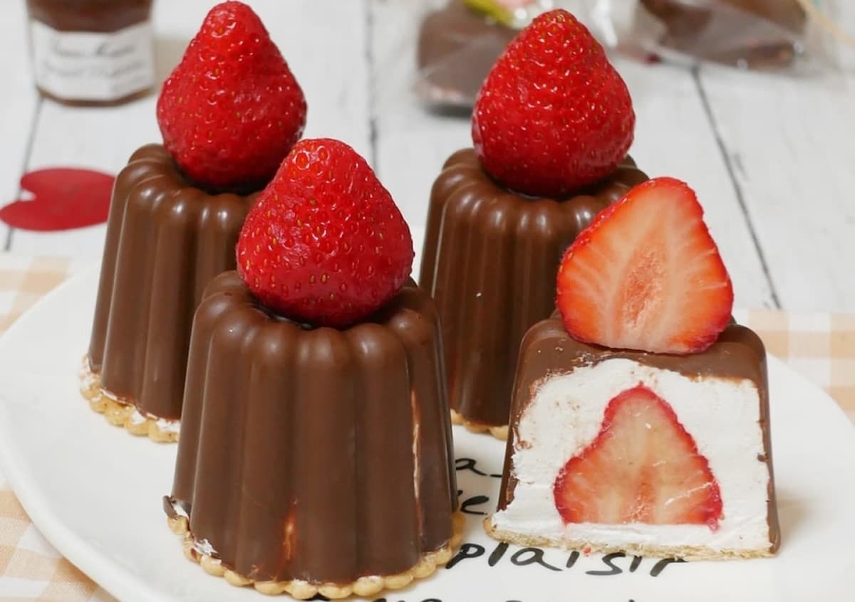SNSで話題のスイーツが100均の型で簡単に♪「チョコいちごカヌレ」の作り方