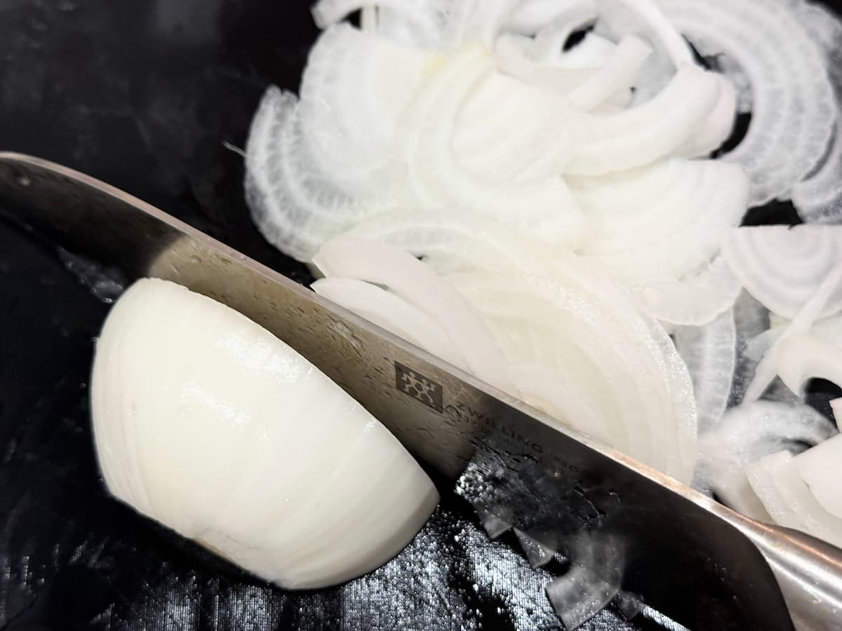 皮をむき、薄切りまたはみじん切りにする