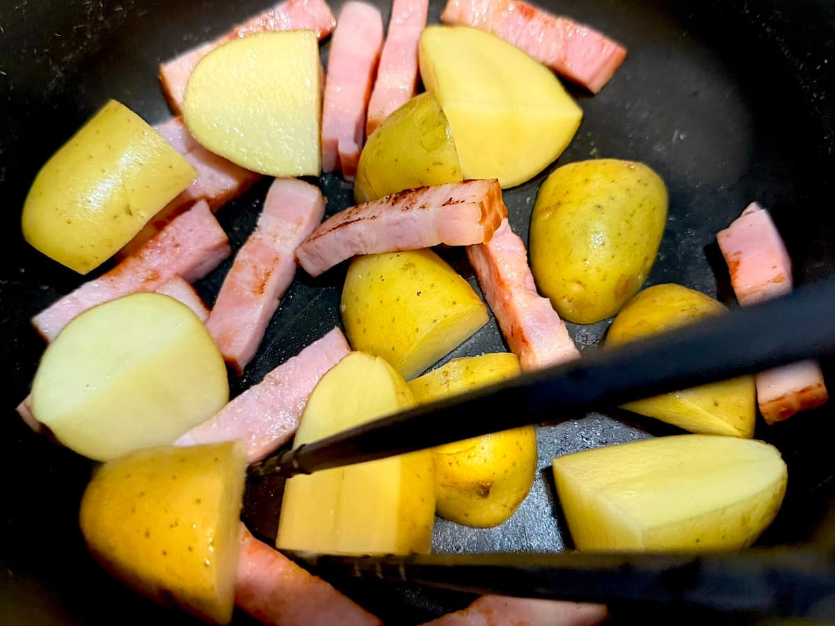 ベーコンと新じゃがを炒める