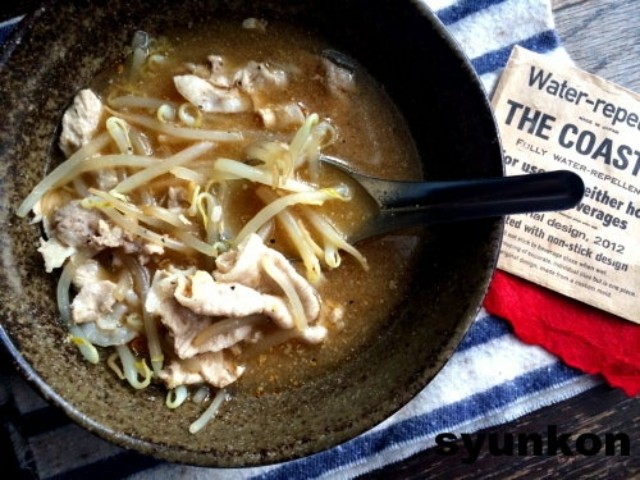 簡単5分！「もやしと豚肉のこくウマごまみそスープ」の作り方