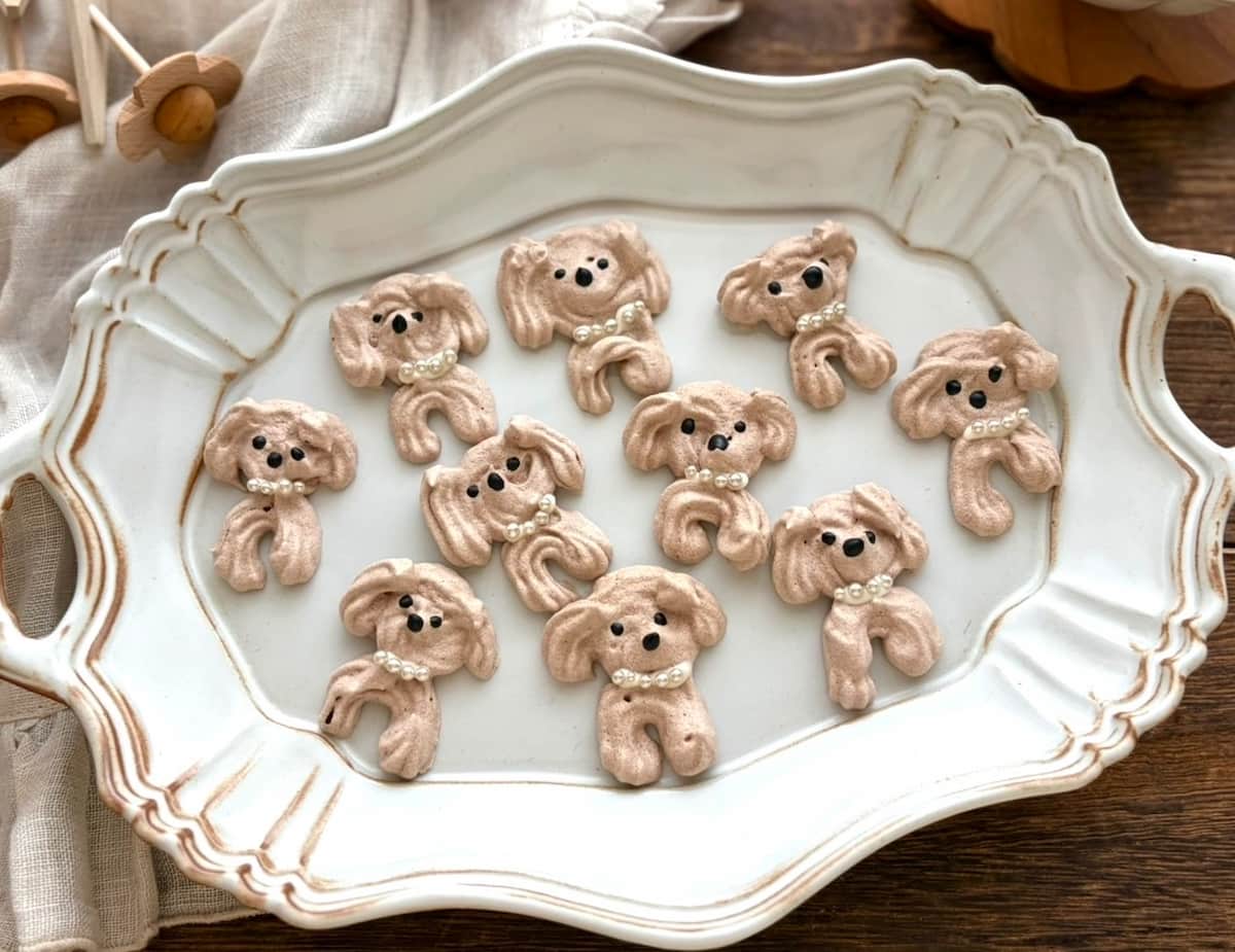 材料3つで作れる！かわいすぎるトイプードルの「メレンゲクッキー」