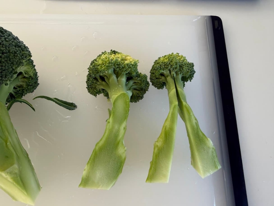 茎に包丁を入れる