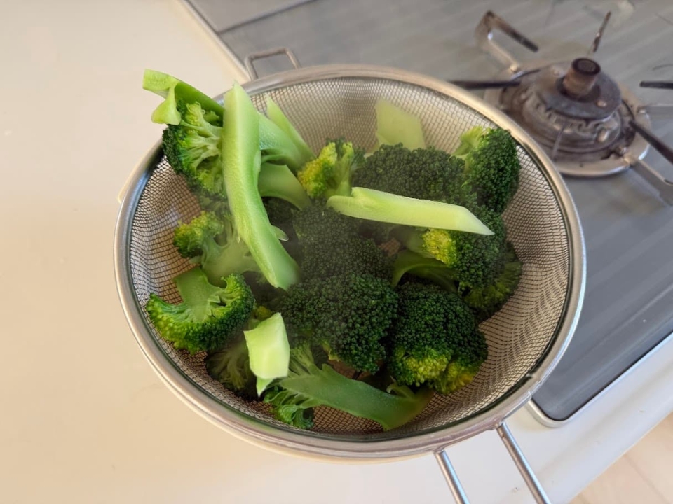 ざるに広げて冷ます