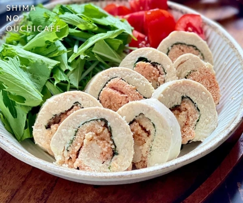 具材を巻いてボリュームアップ♪「鶏むね肉ロール」レシピ
