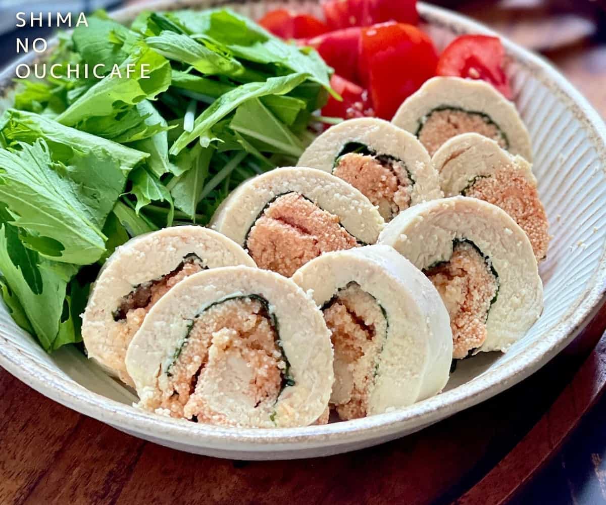 具材を巻いてボリュームアップ♪「鶏むね肉ロール」レシピ