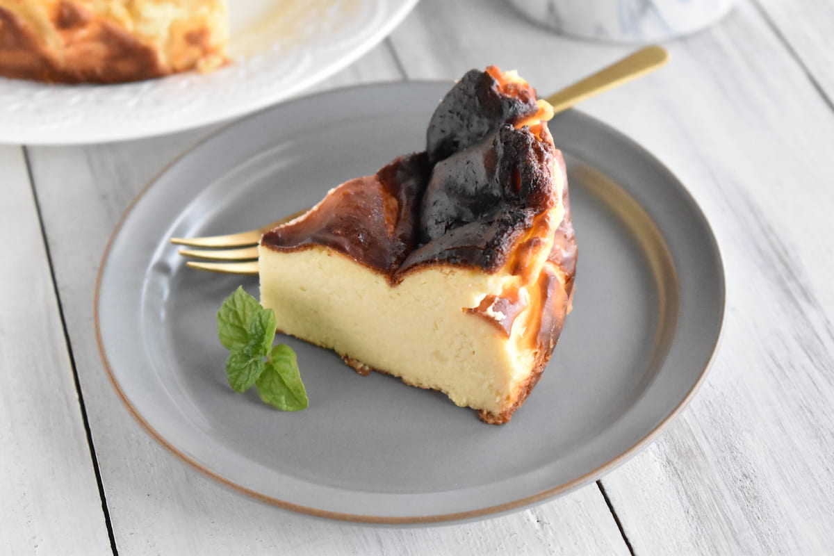 塩麹でおいしさアップ！水切りヨーグルトで作る「バスクチーズケーキ」レシピ