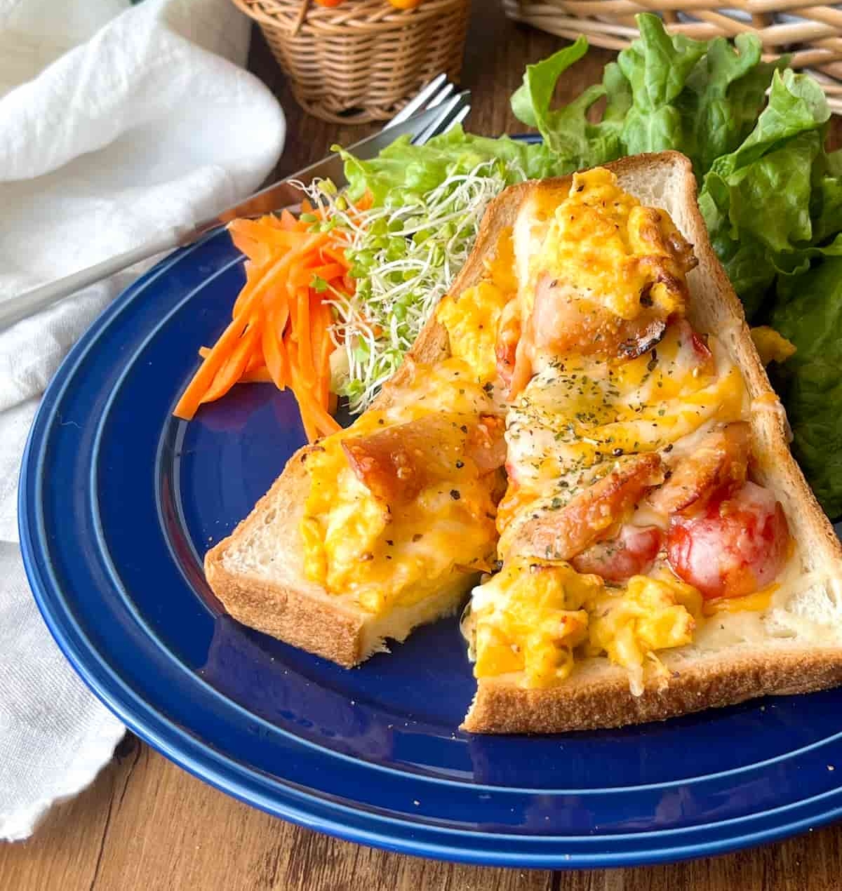 黄金コンビでボリューム満点！「ふわとろ卵×チーズのごちそうトースト」