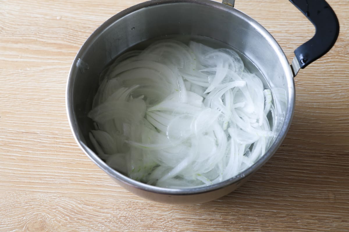 新玉ねぎとわかめの梅おかか和え