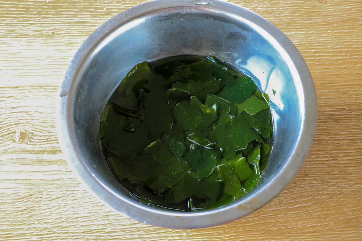 新玉ねぎとわかめの梅おかか和え