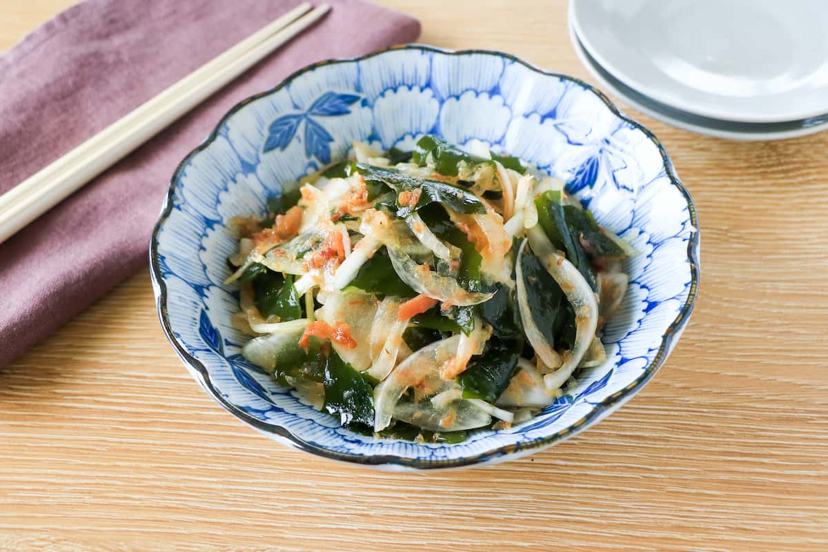 さっぱり！10分で作れる「新玉ねぎとわかめの梅おかか和え」レシピ