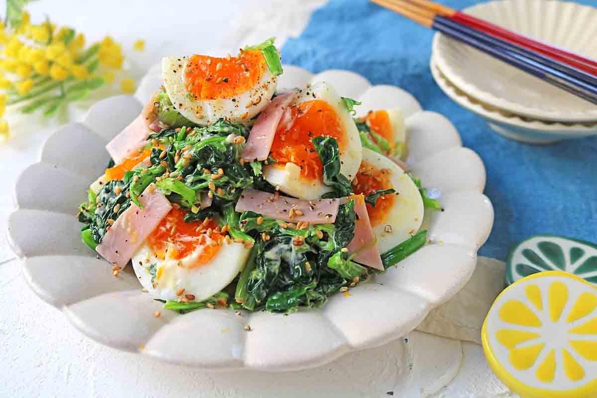 とろ～り卵がたまらない！こくウマ「ほうれん草と半熟卵のデリ風サラダ」