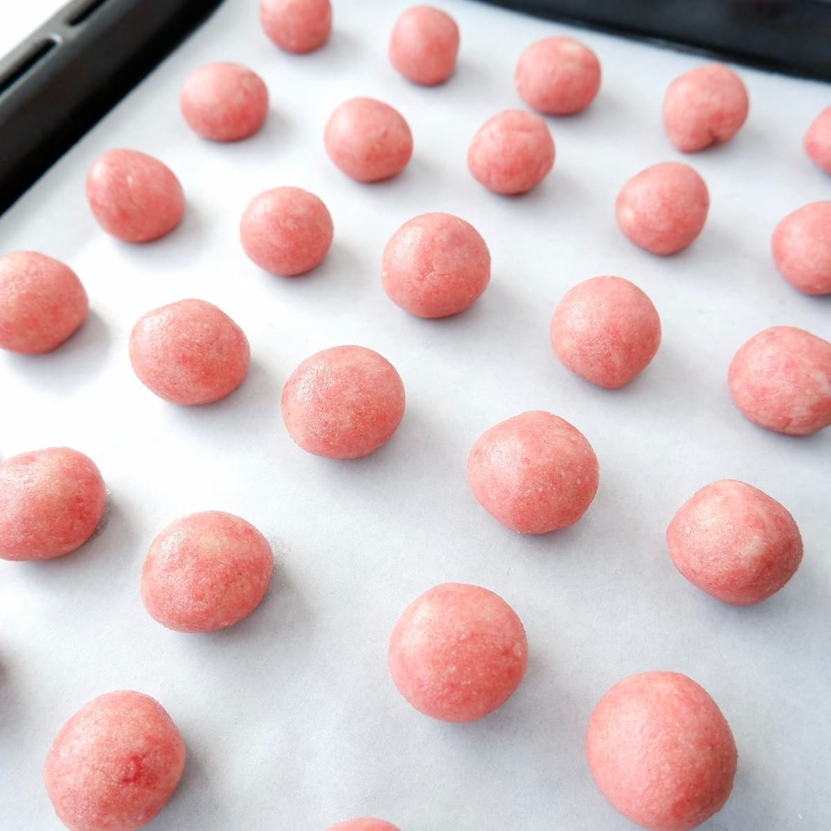 米粉のいちごスノーボール