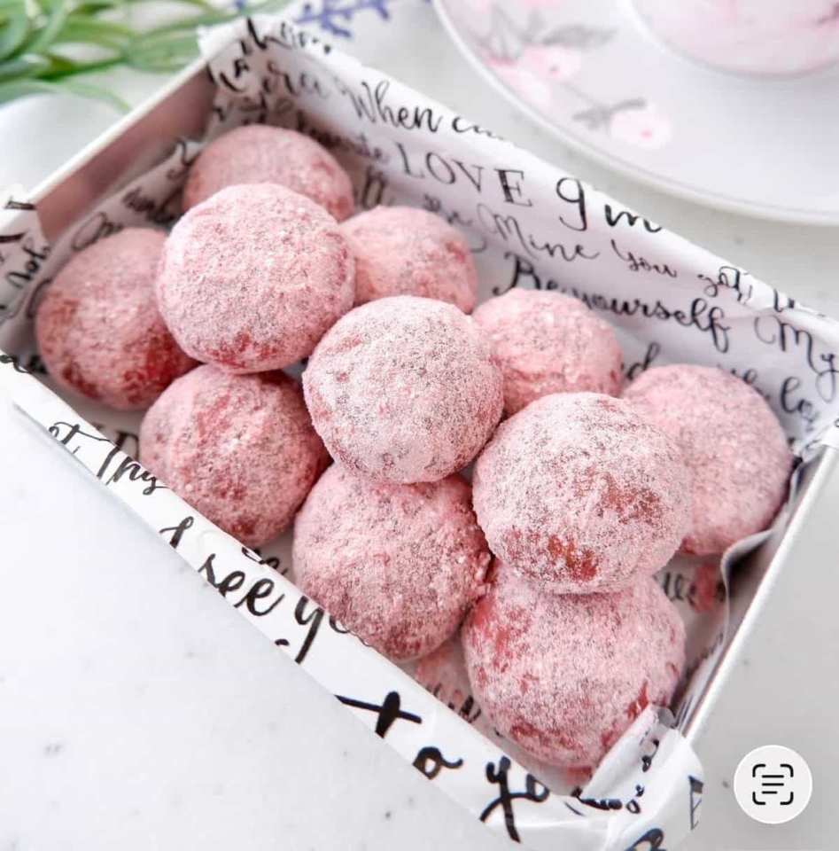 混ぜて丸めて焼くだけ♪サクほろ「米粉のいちごスノーボール」の作り方