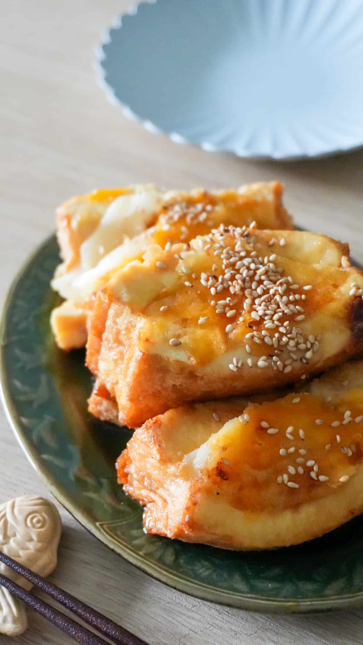 新玉ねぎとチーズの厚揚げ挟み焼き