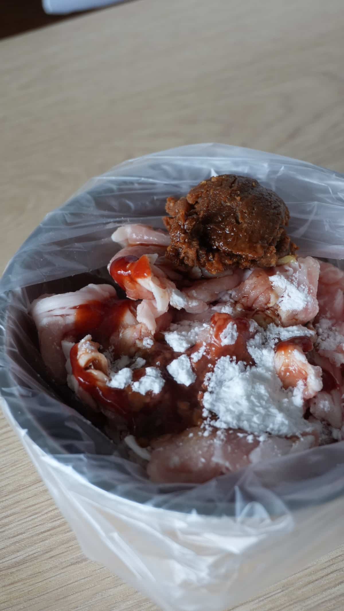 豚こまを揉み込む