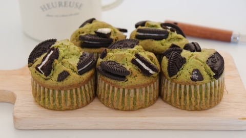 ふわっと香る抹茶に幸せ気分♪ホットケーキミックスで簡単「オレオ抹茶マフィン」