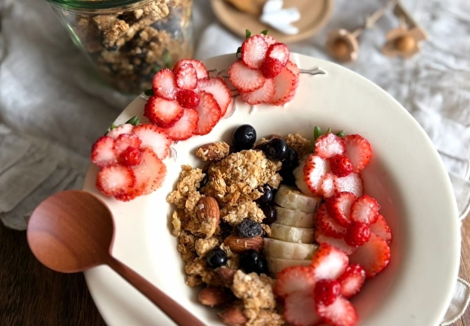 かわいいお花に大変身！「いちごの飾り切り」アイデア