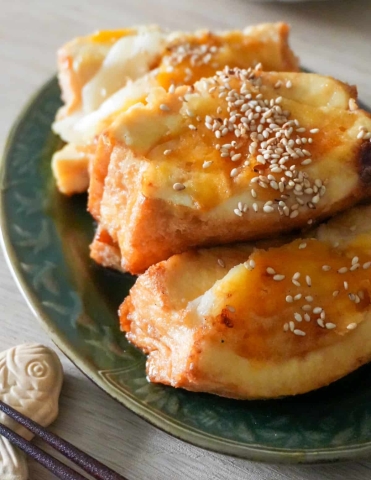 甘い新玉ねぎがとろ〜り！「新玉ねぎとチーズの厚揚げはさみ焼き」