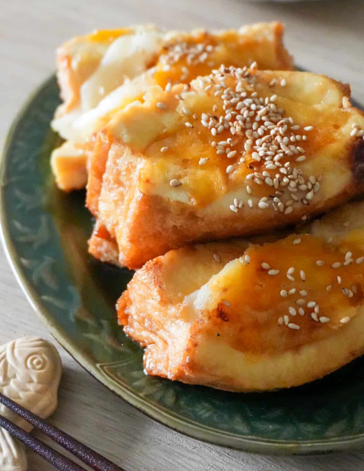 甘い新玉ねぎがとろ〜り！「新玉ねぎとチーズの厚揚げはさみ焼き」