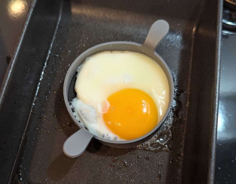 目玉焼きがきれいな丸に！ダイソー「シリコーンリング」が便利♪