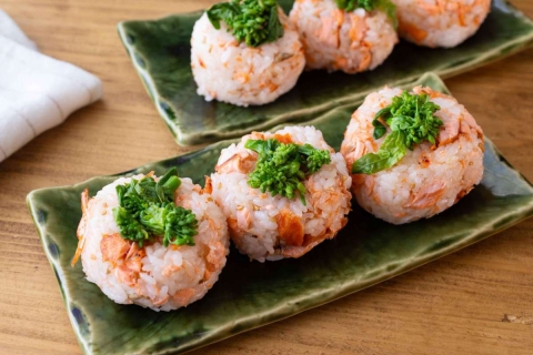 お花見にぴったり！「鮭と桜えびの春色おにぎり」レシピ