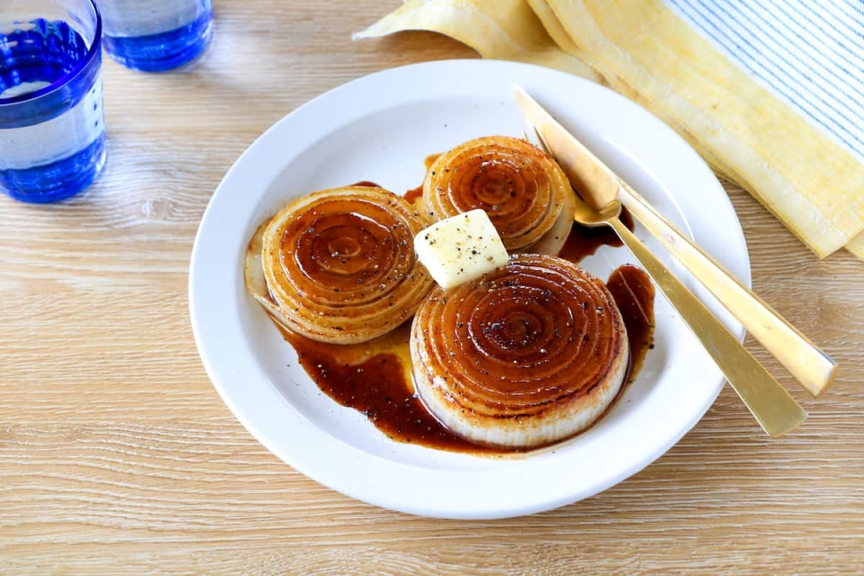 焼くだけでごちそう！新玉ねぎのバター醤油ステーキがとろ甘で絶品