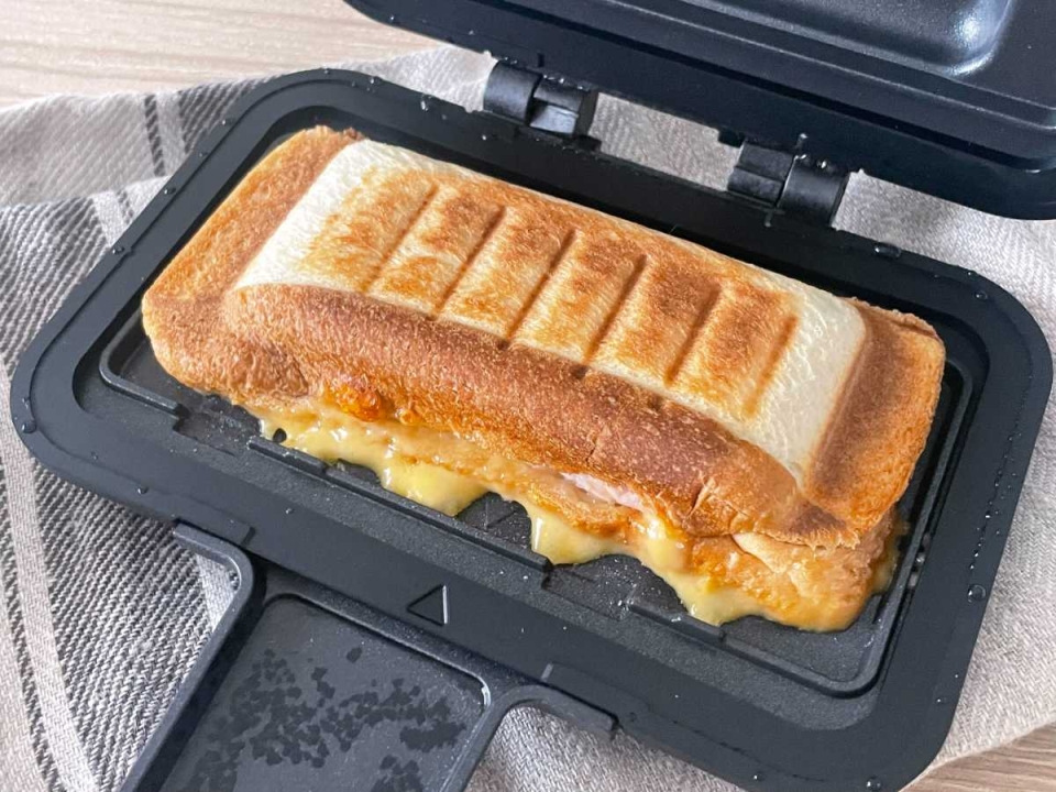レンジとは思えないこんがり感！約2分30秒でホットサンドが作れるアイテムが便利すぎ♪