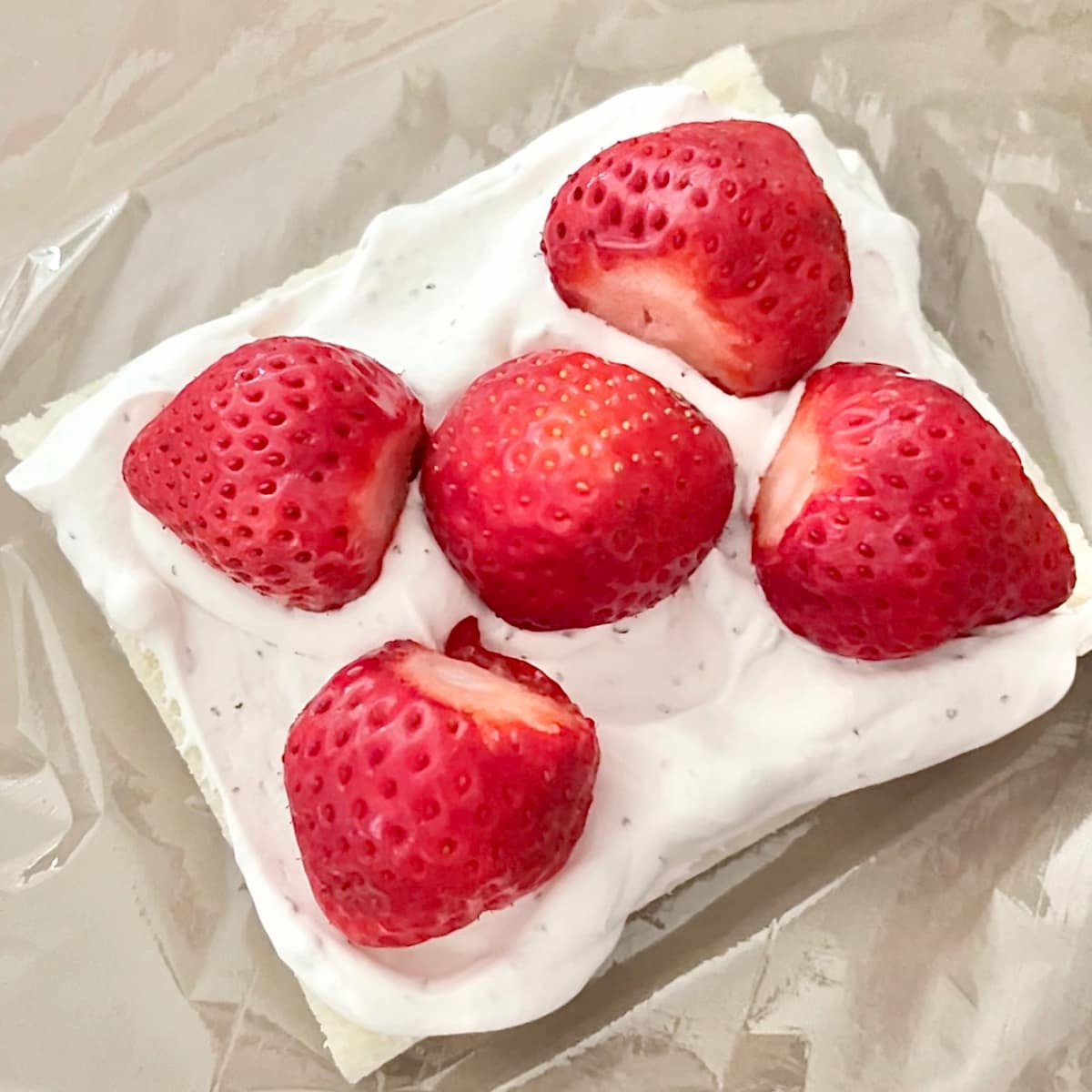 紅茶といちごのフルーツサンド