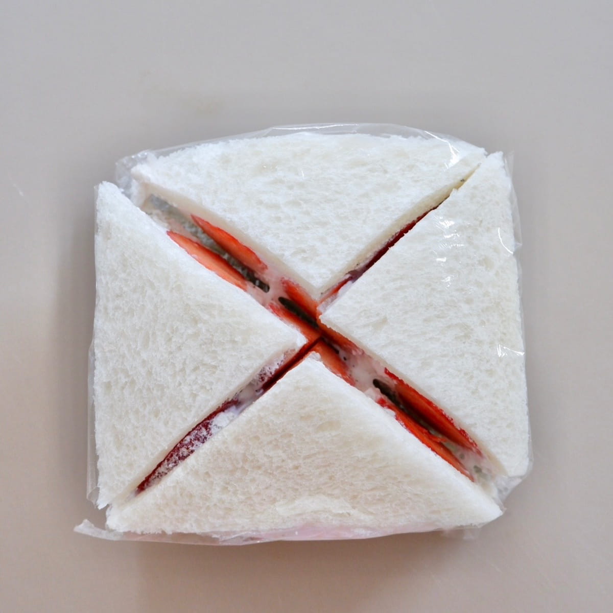 紅茶といちごのフルーツサンド