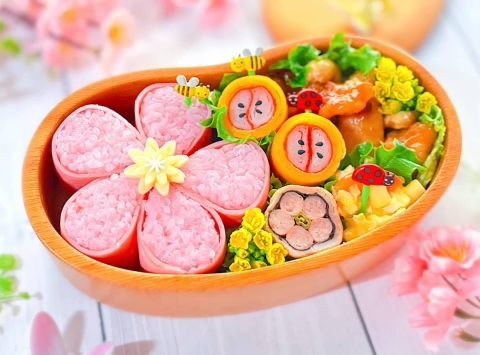 開けた瞬間ときめく！春にぴったりな「桜弁当」