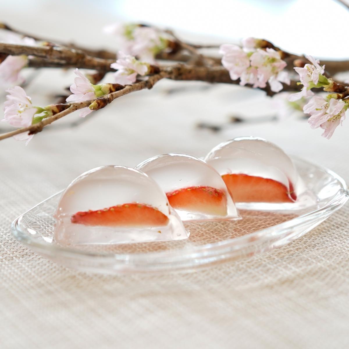 葛をカットして苺が見えている桜水晶