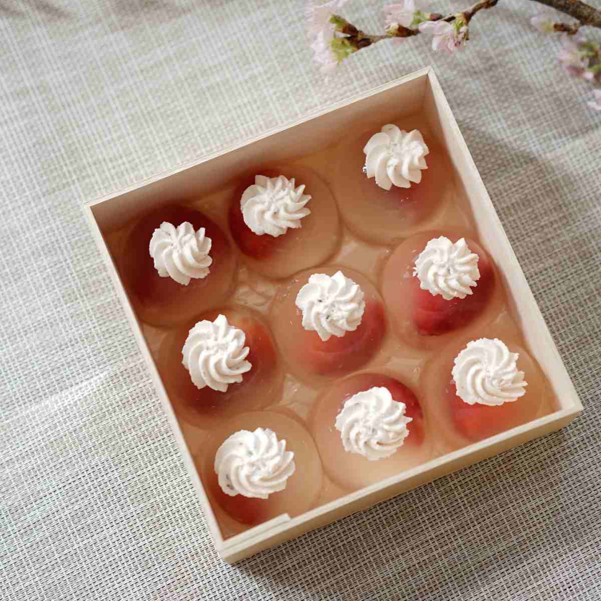 葛の上に桜あんと苺のクリームがのった桜水晶の画像