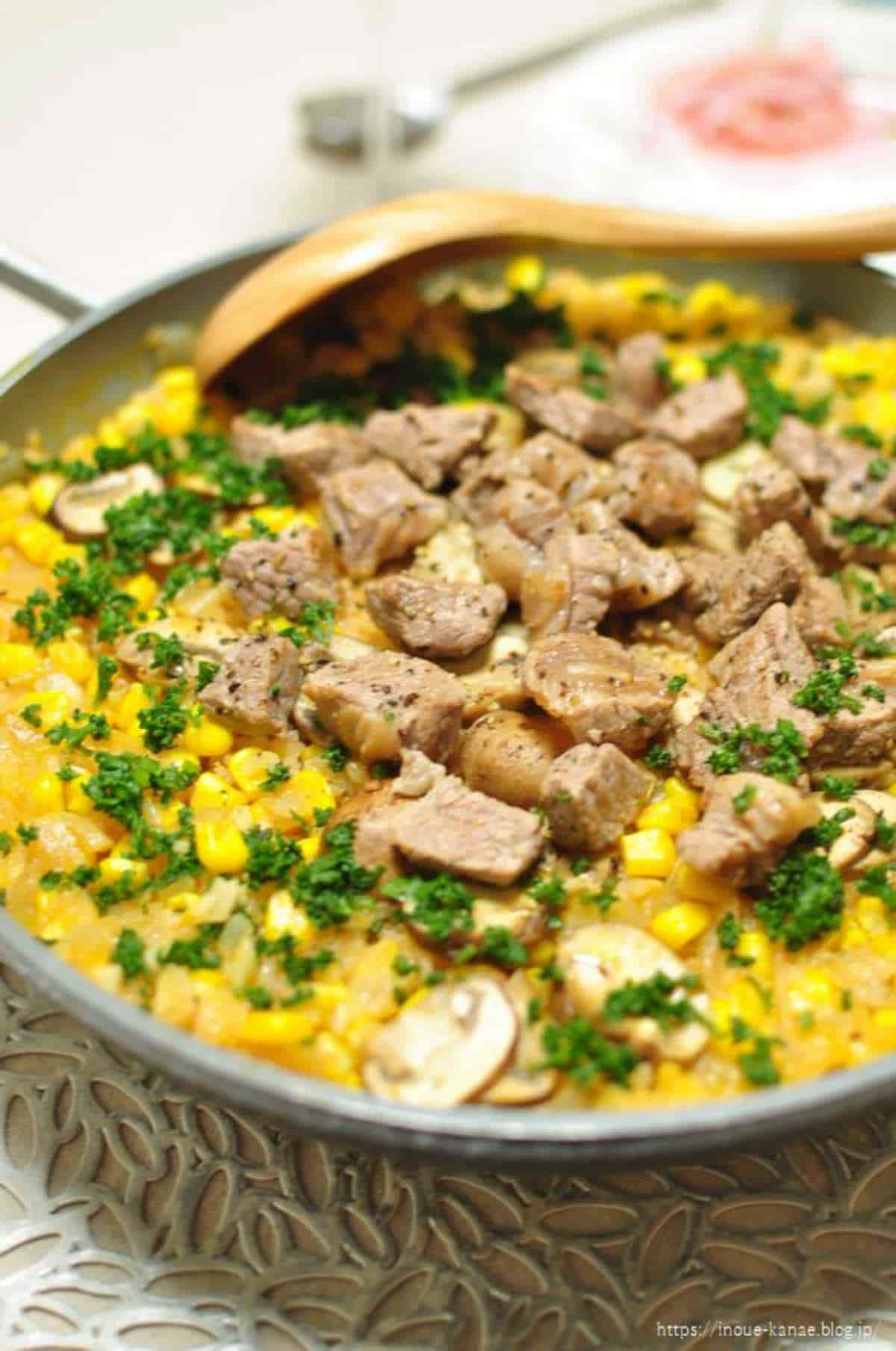 牛のサイコロ肉とコーンのパエリア01