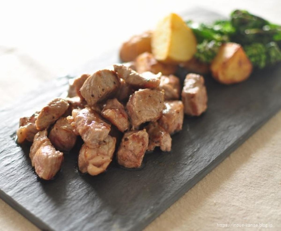 一口サイズで食べやすい！黒毛和牛サイコロステーキの実力