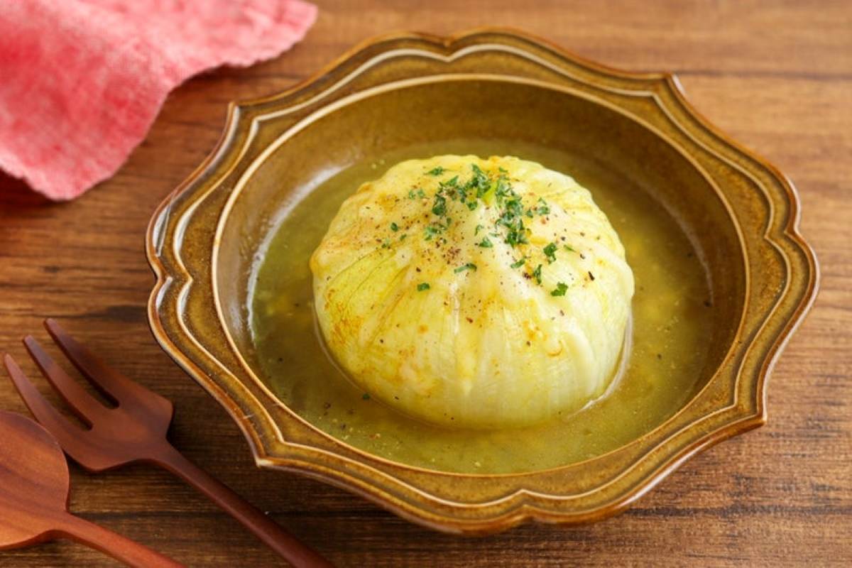 レンジでとろとろ♪「まるごと新玉ねぎのカレーチーズ蒸し」レシピ