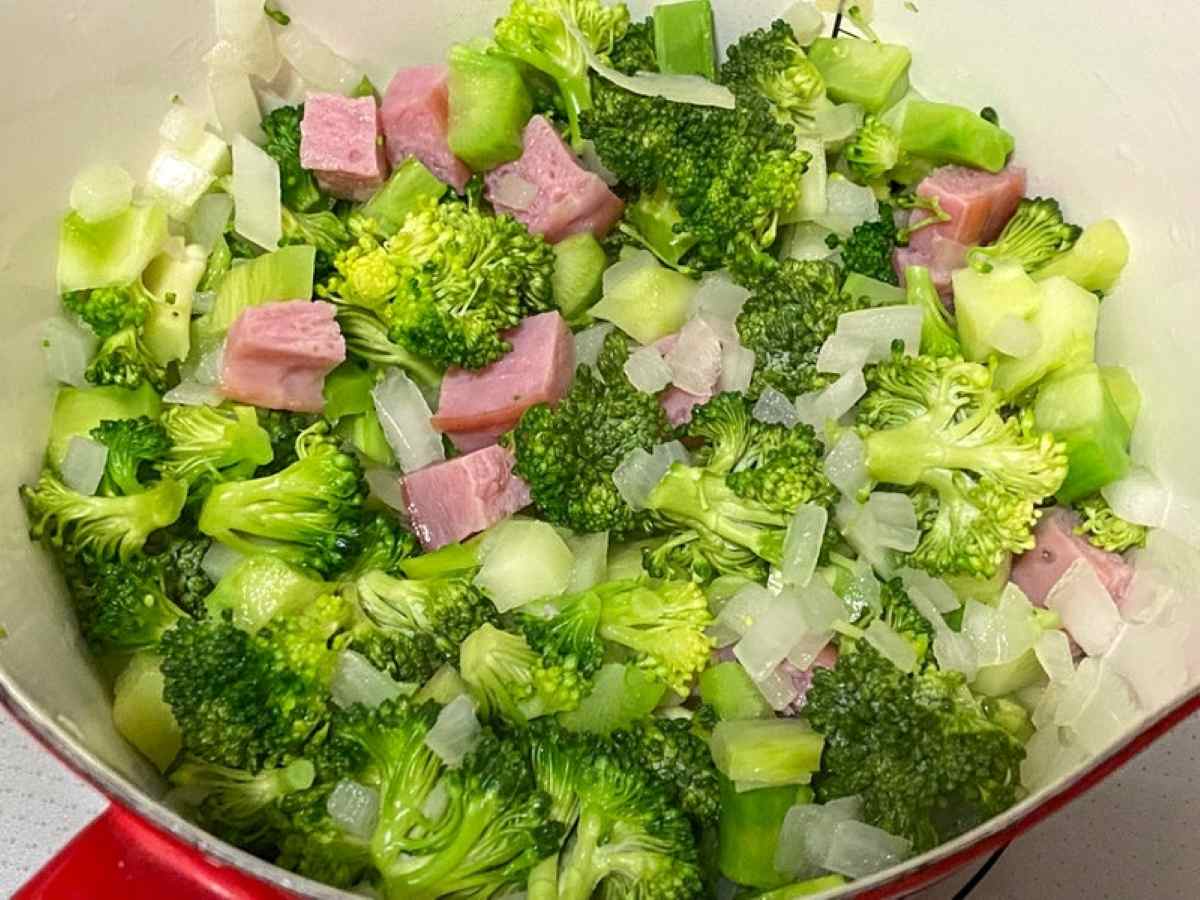 ベーコンとブロッコリーの豆乳スープ