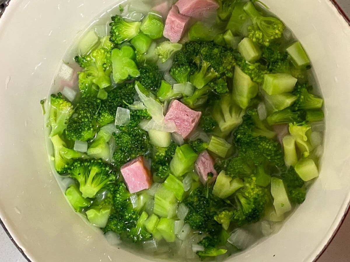 ベーコンとブロッコリーの豆乳スープ