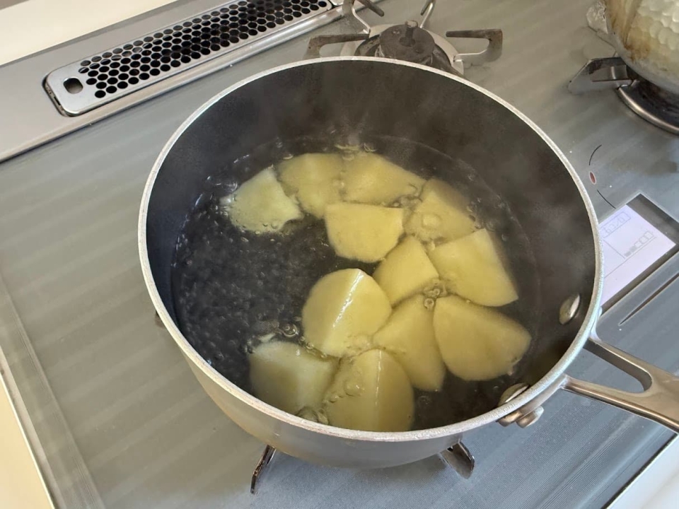 基本のポテトサラダ じゃがいもを茹でる
