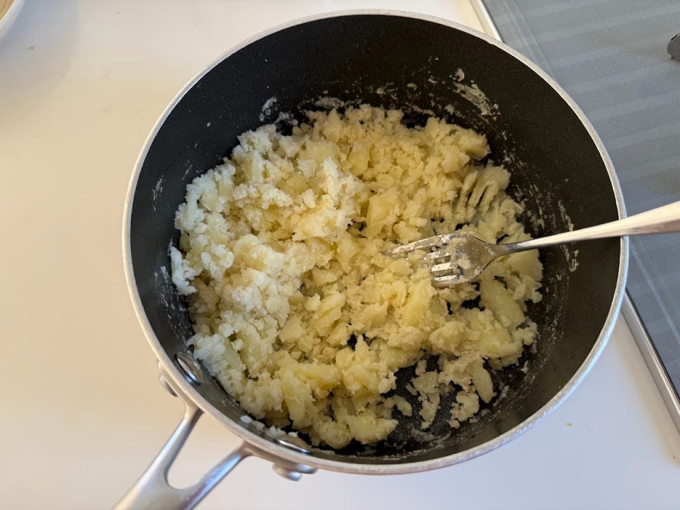 基本のポテトサラダ じゃがいもをつぶす