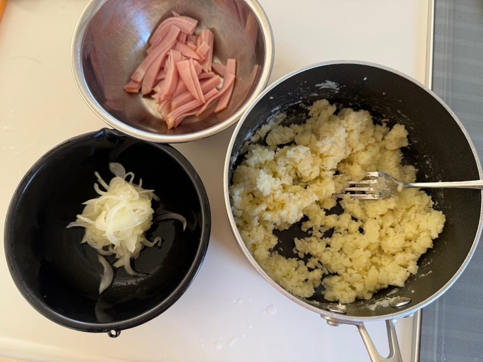 基本のポテトサラダ　玉ねぎとハムを混ぜる