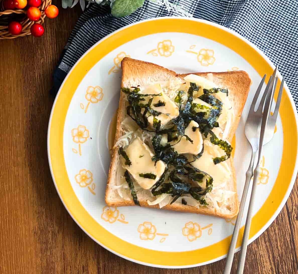 とろけるチーズがたまらない！「新玉ねぎとしらすの贅沢トースト」の作り方