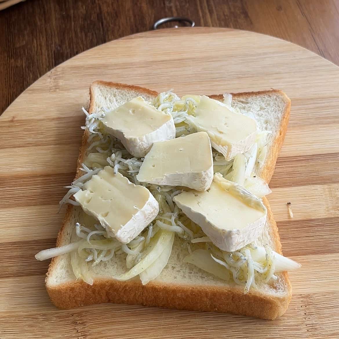 新玉ねぎとしらすのトースト