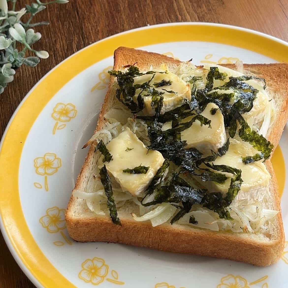 新玉ねぎとしらすのトースト