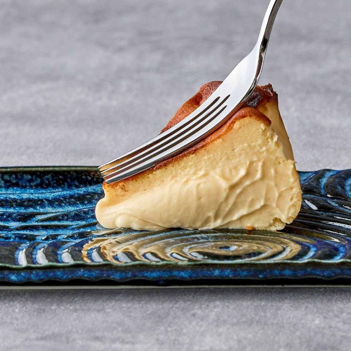 濃厚バスク風チーズケーキの断面